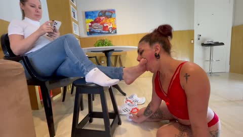 Goddess Grazi – Sniffing foot odor as punishment-女神之家