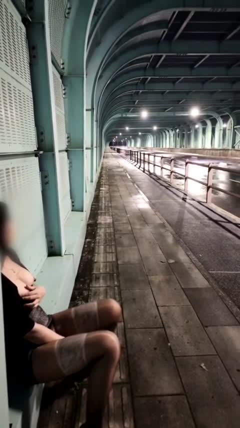 下着雨一只在路边玩弄自己的小母_看着a片玩弄自己的骚穴_1745234643174-女神之家